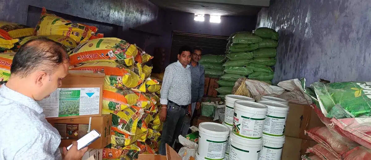 उर्वरक वितरण में गड़बड़ी पर बड़ी कार्रवाई, महालक्ष्मी कृषि केंद्र का लाइसेंस 15 दिन के लिए निलंबित