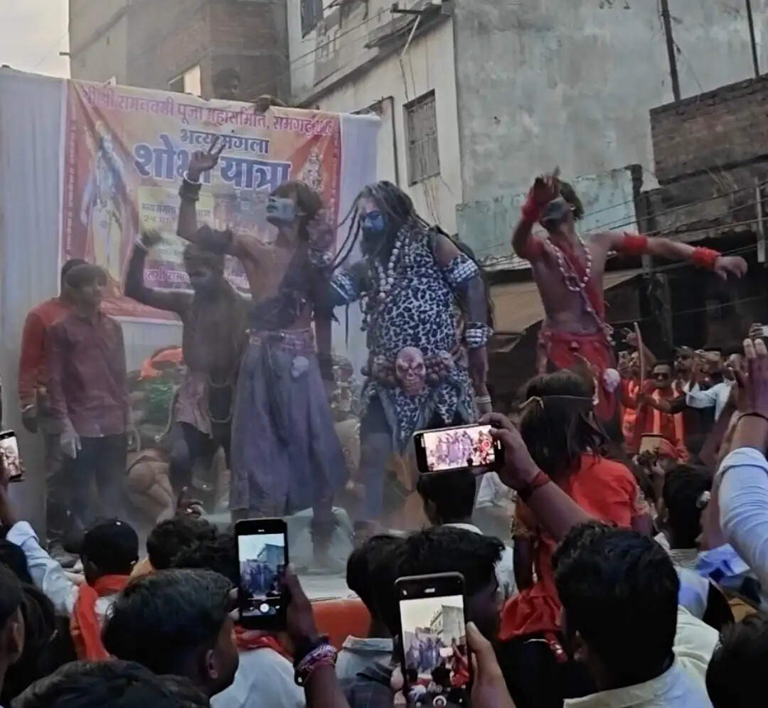 मंगला जुलूस में पारंपरिक अस्त्राें के साथ निकले भगवाधारी