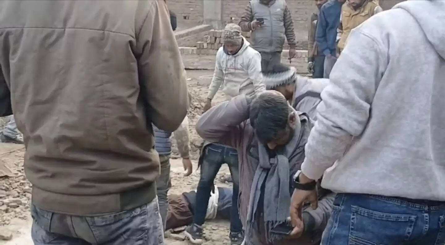 जर्जर मकान तोड़ते समय भरभराकर गिरी छत, एक मजदूर की मौत