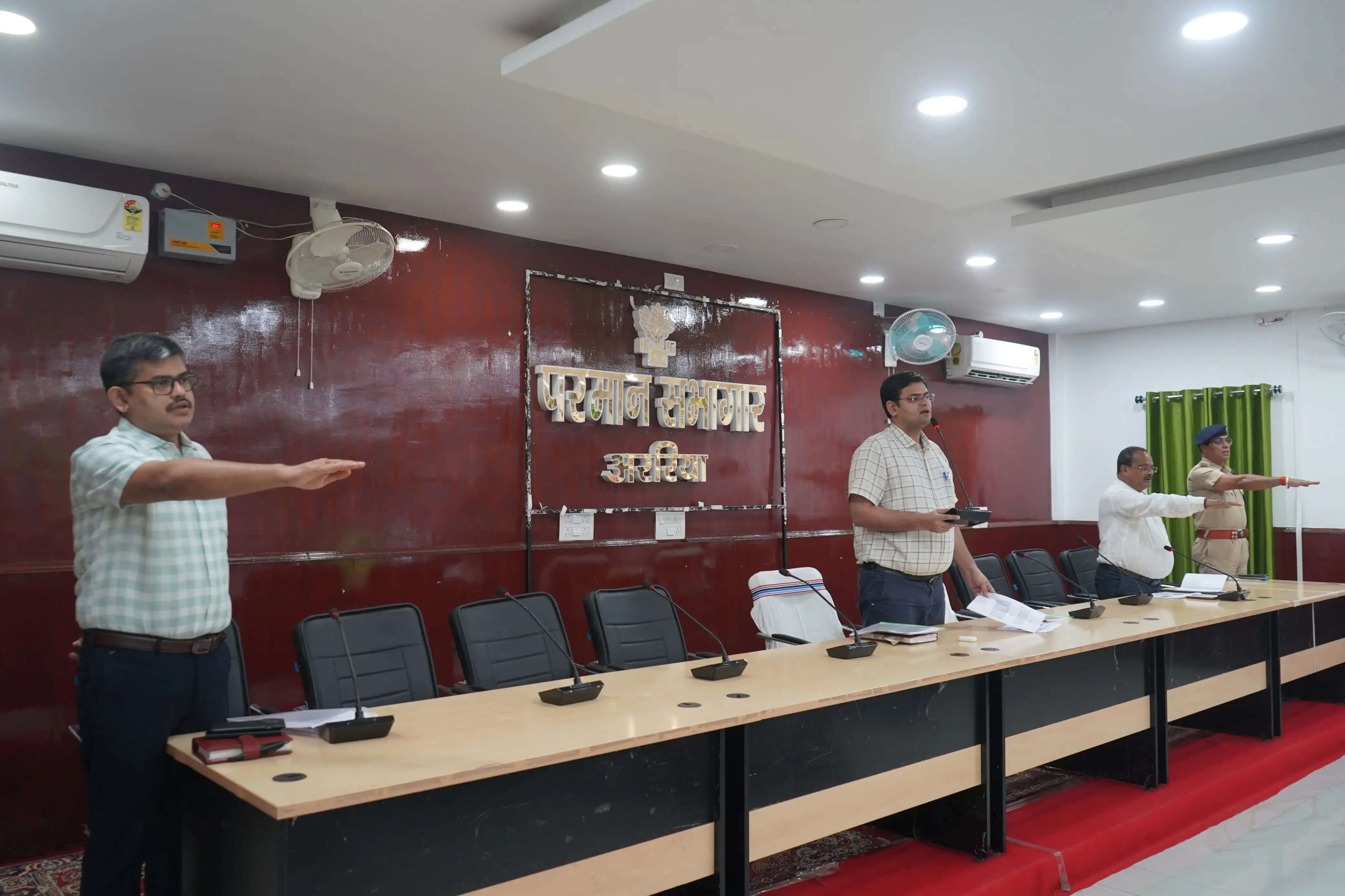 डीएम ने अधिकारियों और कर्मियों को तंबाकू सेवन न करने की दिलाई शपथ