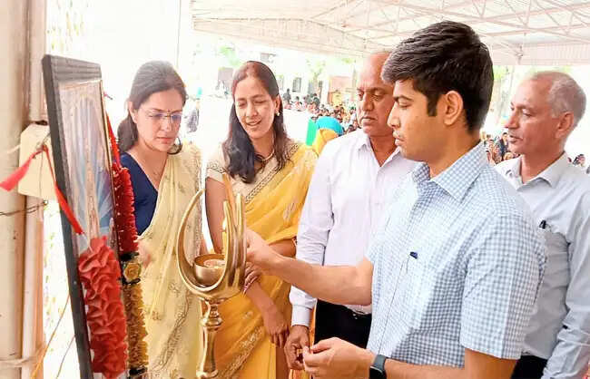 रेवाड़ीः मिशन बुनियाद कार्यक्रम बच्चों को प्रतिस्पर्धा में आगे बढ़ाने का सशक्त माध्यमः अभिषेक मीणा