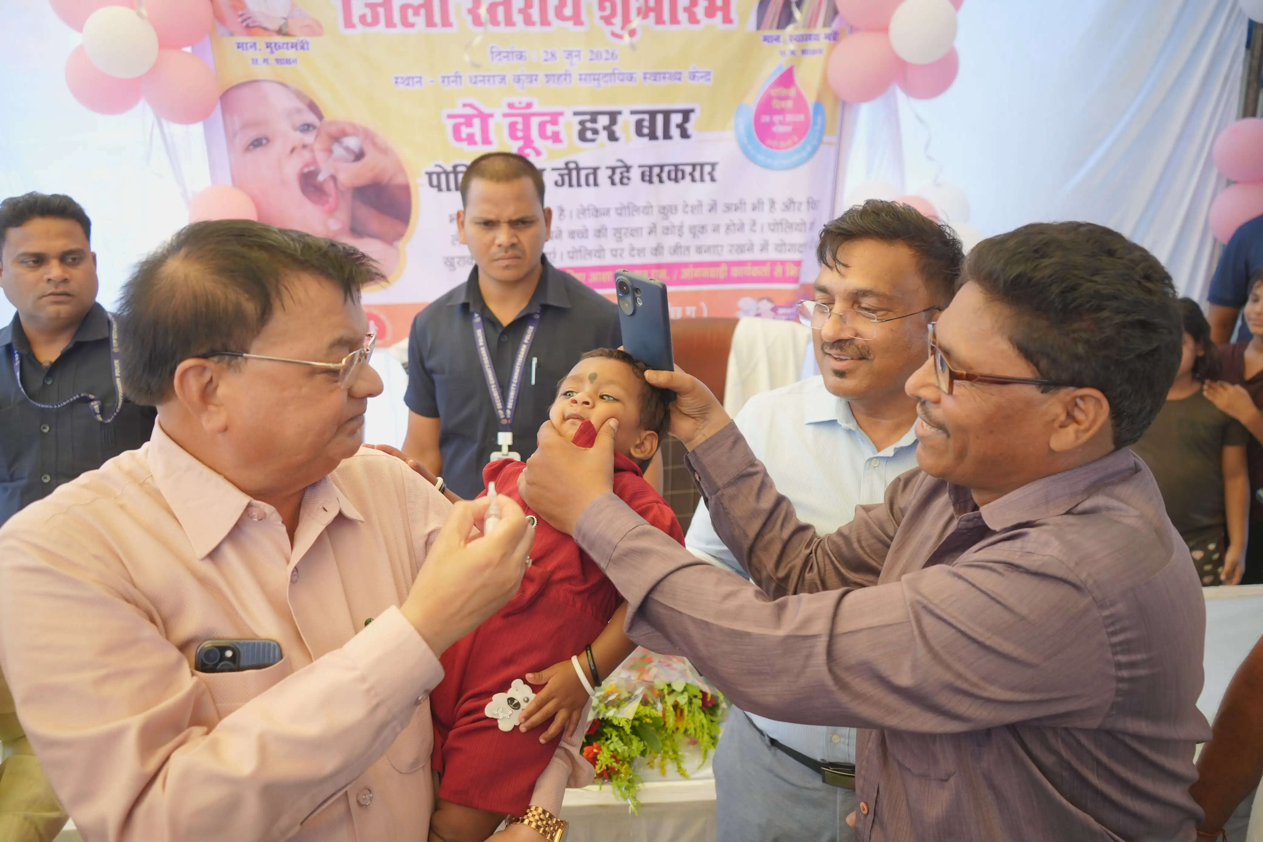 मंत्री लखनलाल देवांगन ने बच्चों को पोलियो की दवा पिलाकर किया राष्ट्रीय पल्स पोलियो अभियान का शुभारंभ