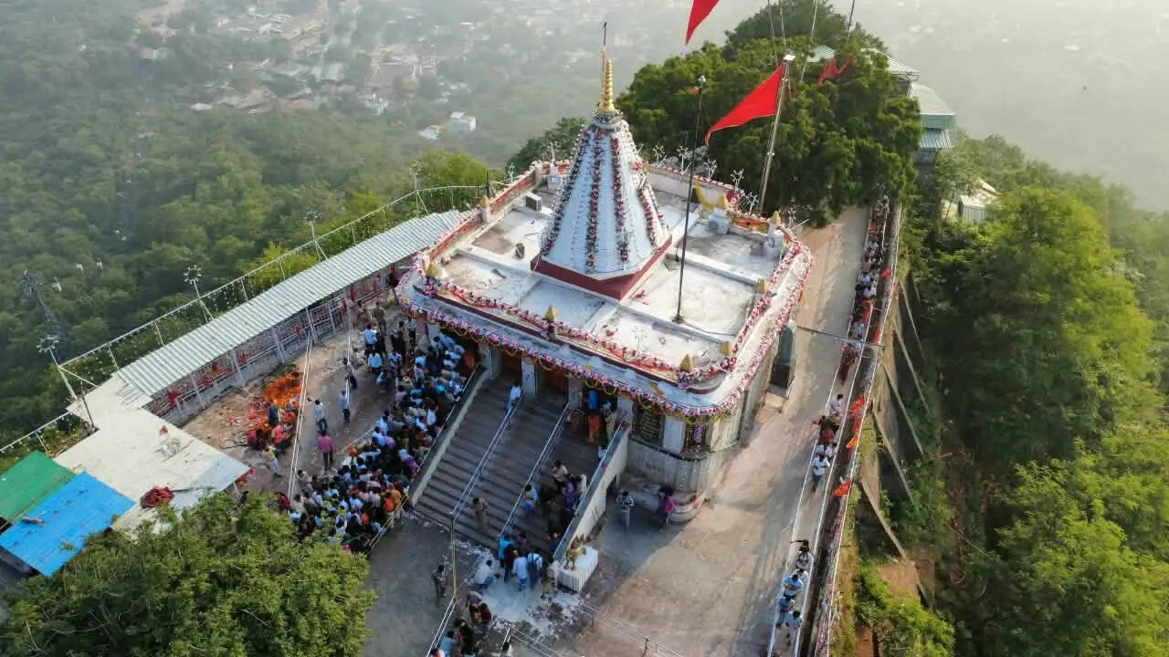 मैहर में मां शारदा के दरबार में उमड़े भक्त, पहाड़ी के नीचे दूल्हा देव को चढ़ती है मदिरा