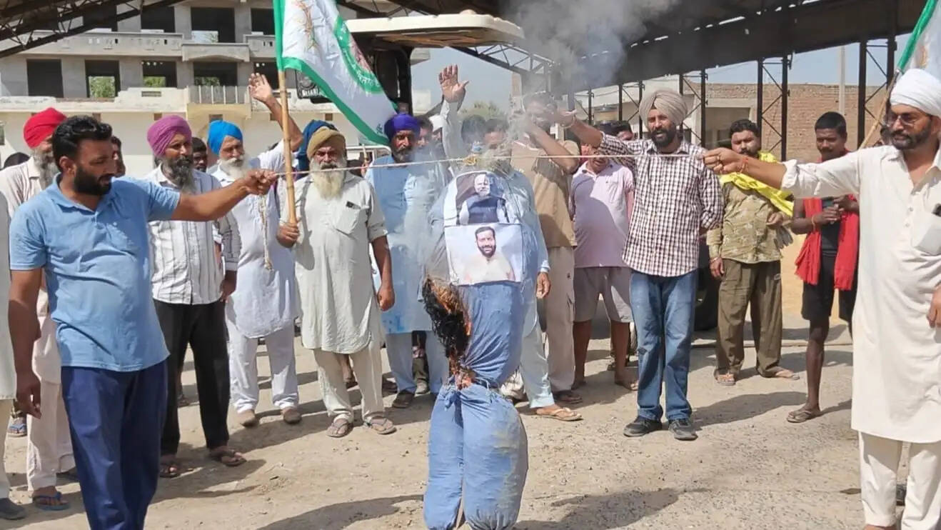 सिरसा: किसान विरोधी फैसलों पर सरकार का पुतला फूंका