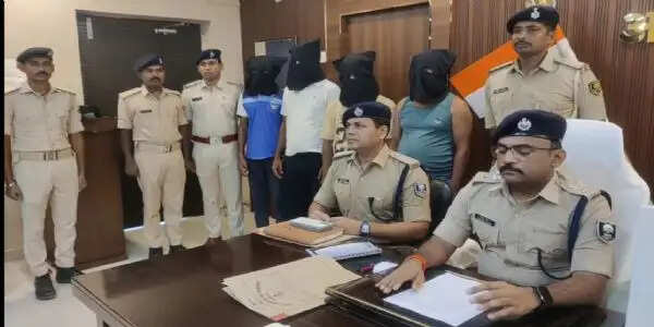 कुर्साकांटा पुलिस ने 240 किलो गांजा के साथ चार तस्करों को किया गिरफ्तार,पिकअप सहित एक कार भी जब्त