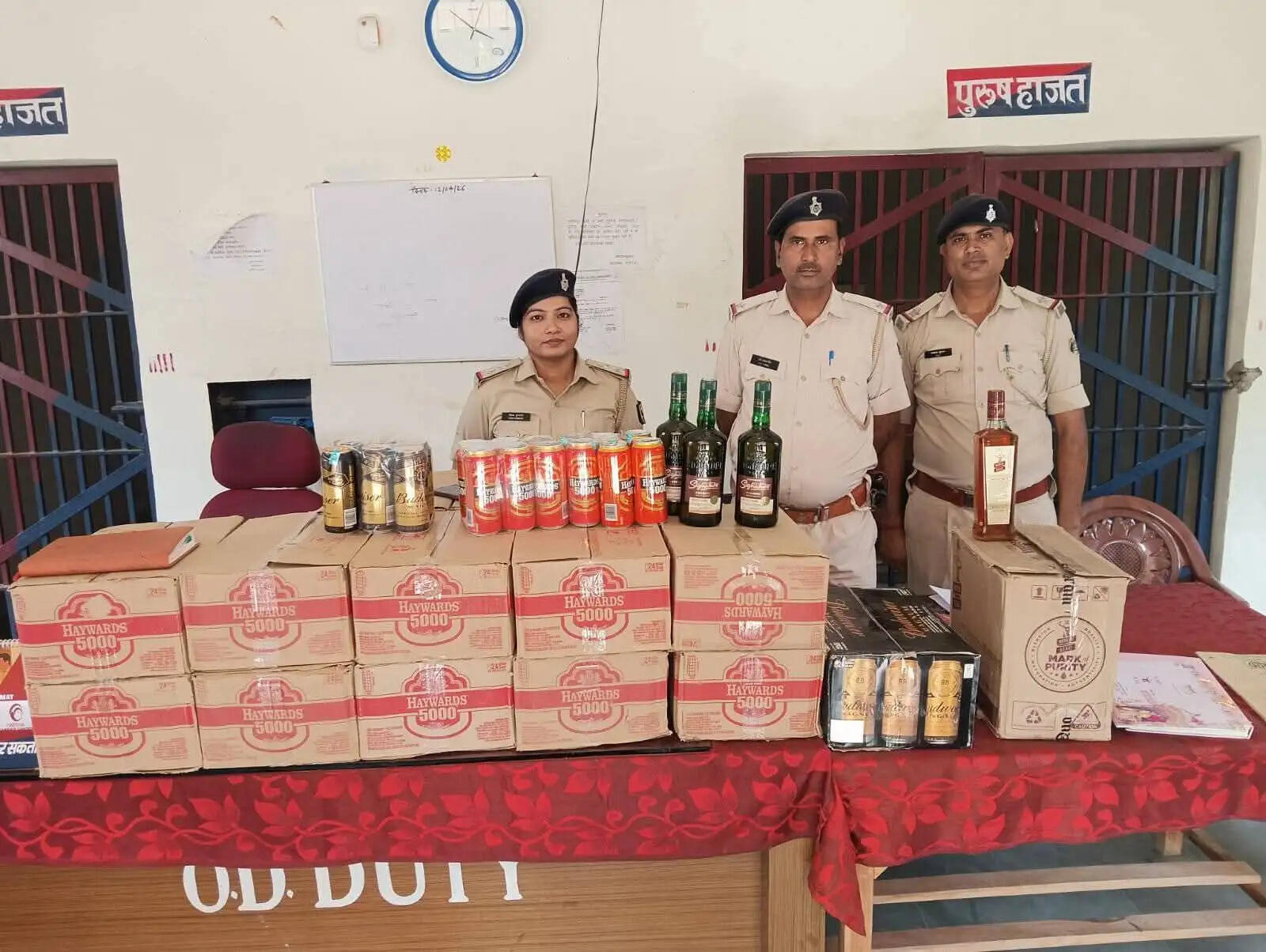रानीगंज पुलिस ने हांसा में एक कार से भारी मात्रा में विदेशी शराब किया बरामद