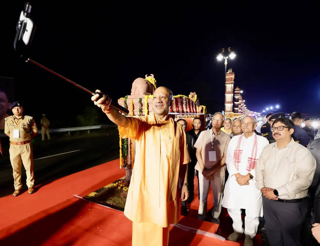 सीएम योगी ने कान्हा भक्ति स्तंभ मार्ग का किया लोकार्पण, नक्काशीदार स्तंभों के पास मंत्री संग ली सेल्फी