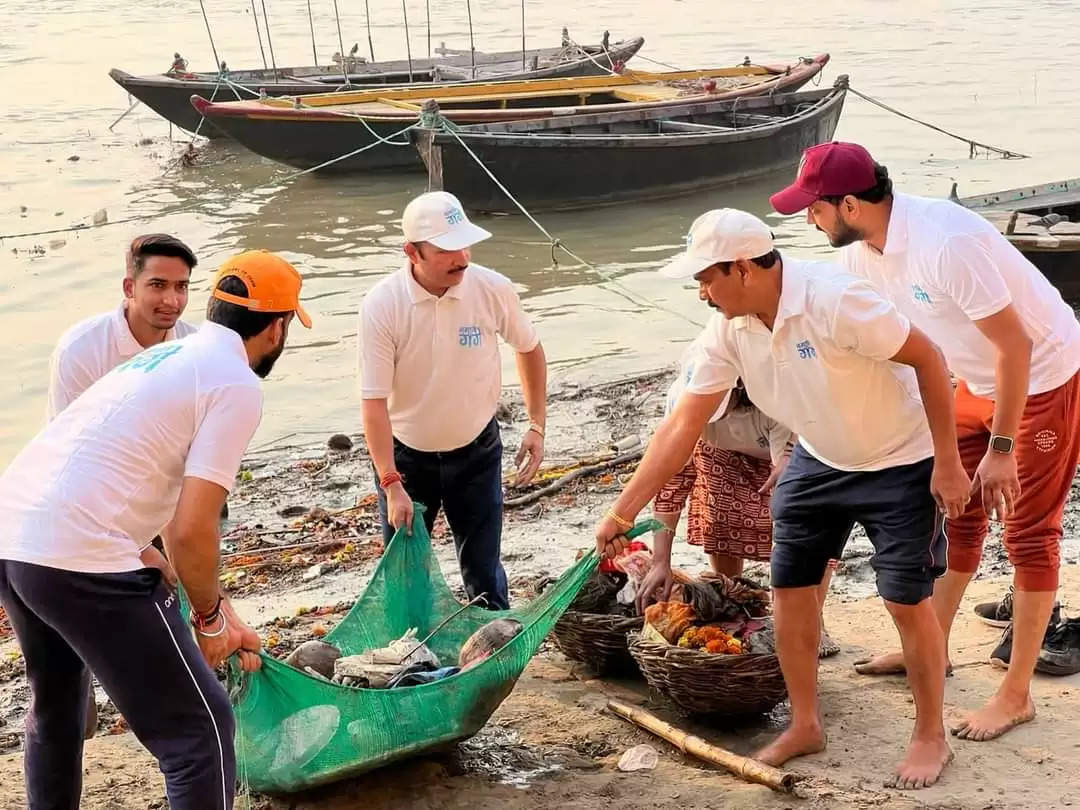 नमामि गंगे के सदस्यों ने संकठा घाट पर चलाया स्वच्छता अभियान