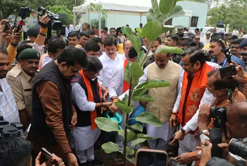 पर्यावरण अनुकूलता एवं पर्यावरण संबंधी चुनौतियों के समाधान का कारक होगा वृक्षारोपण का महाअभियानः ओम बिरला