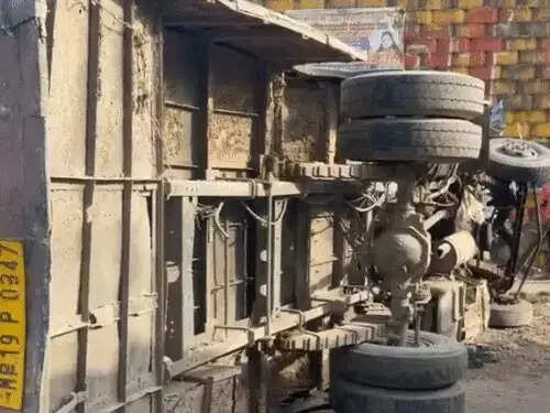 मप्र&nbsp;के कटनी में भीषण सड़क हादसा, हाइवा की टक्कर से पलटी यात्री बस, 3 की मौत