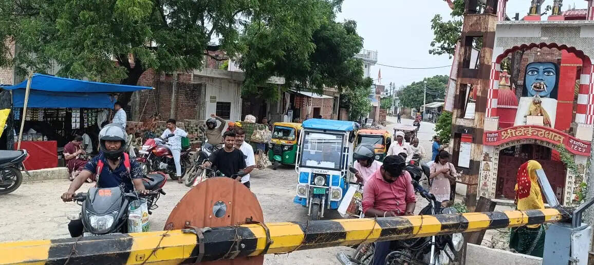 सिग्नल न मिलने से 35 मिनट तक क्रॉसिंग पर खड़ी रही मालगाड़ी, लगा लंबा जाम