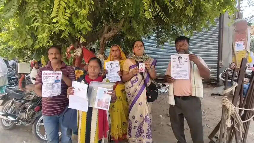 प्रेमानंद आश्रम से लापता हुए युवाओं के परिजनों ने काटा हंगामा, सेवादारों पर अभद्रता का आरोप