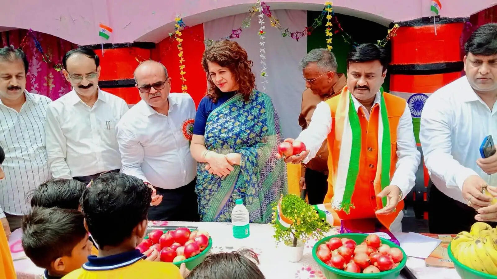 स्वतंत्रता दिवस पर जिलाधिकारी ने ध्वजारोहण कर अनाथालय के बच्चों में वितरित किए फल और उपहार