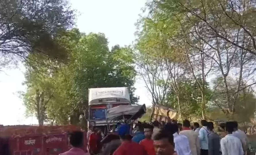 दमोहः बेकाबू ट्रक एक घर में घुसा, दो लोगों की मौत