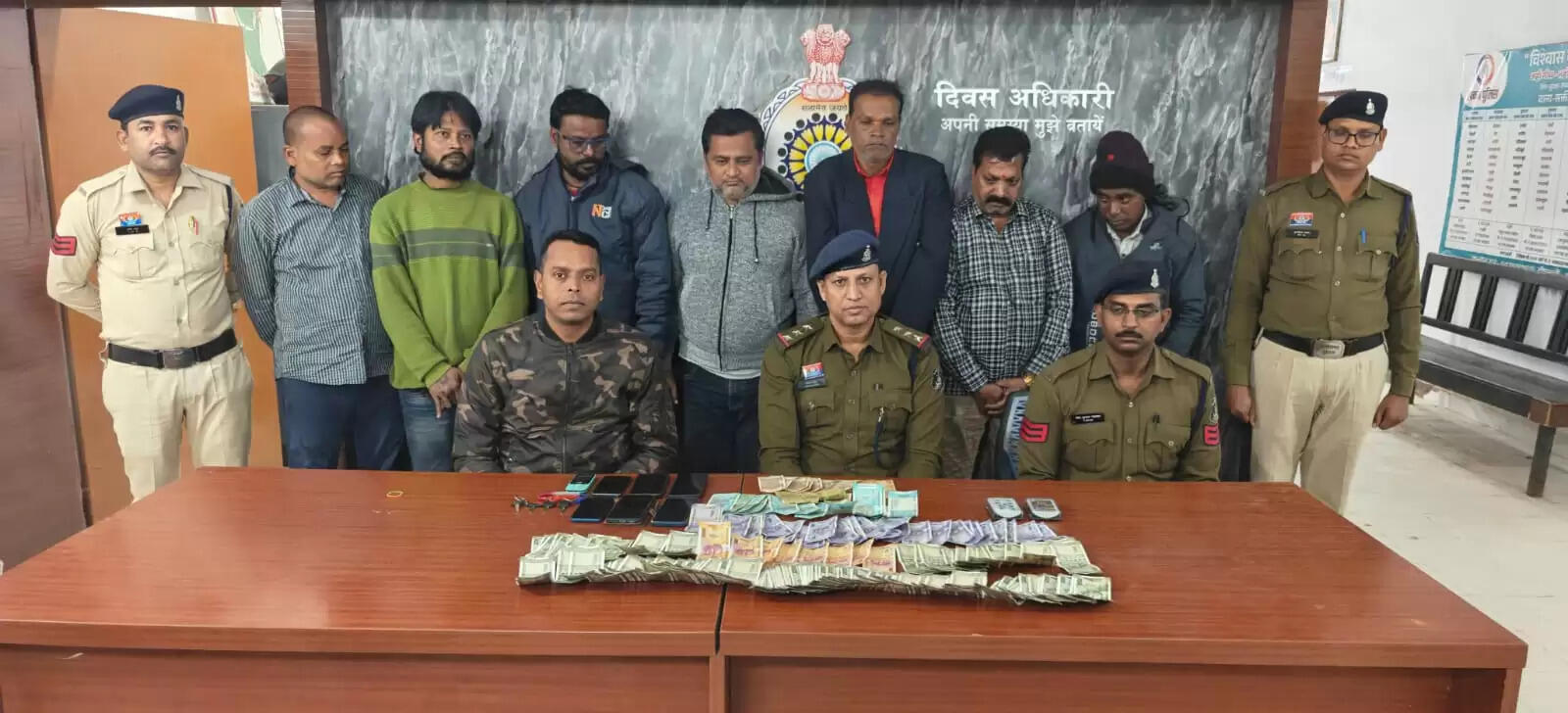 देवरी डेम के पास जुआ खेलते सात जुआरी गिरफ्तार, 5.24 लाख का माल जब्त