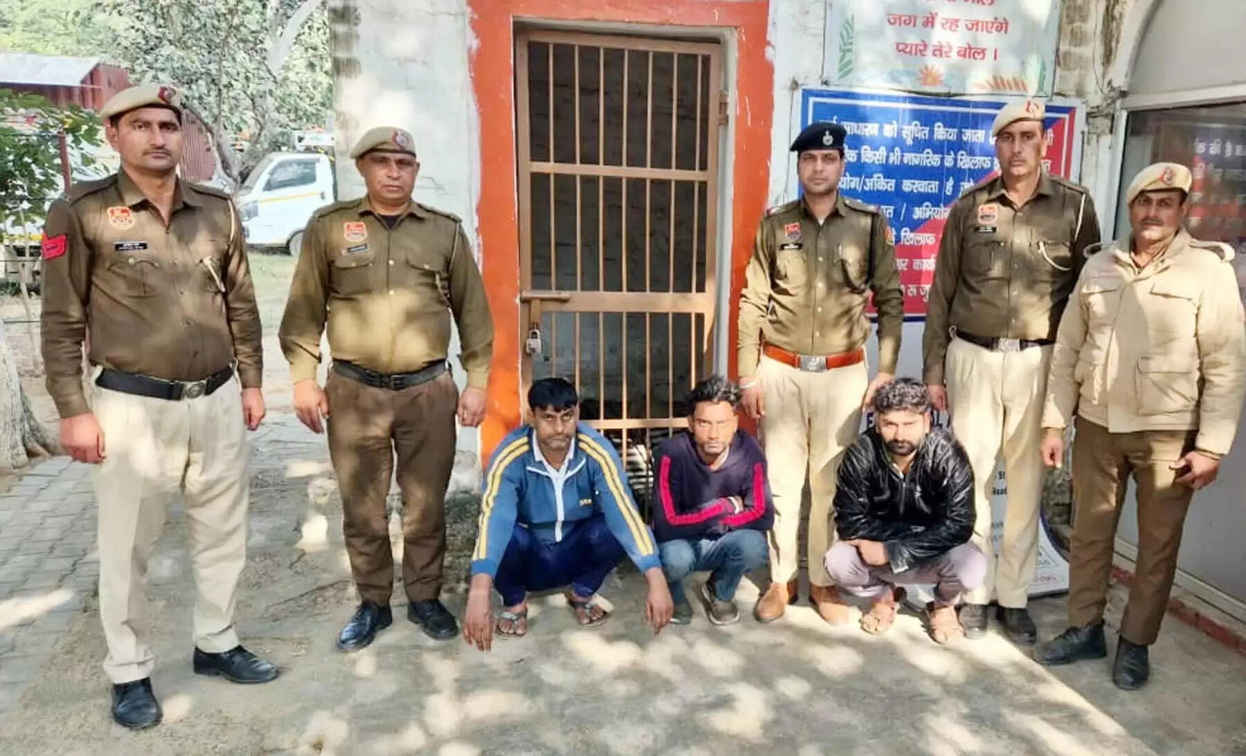 गुरुग्राम: पुरानी रंजिश में दो कारों पर पेट्रोल डालकर लगाई थी आग