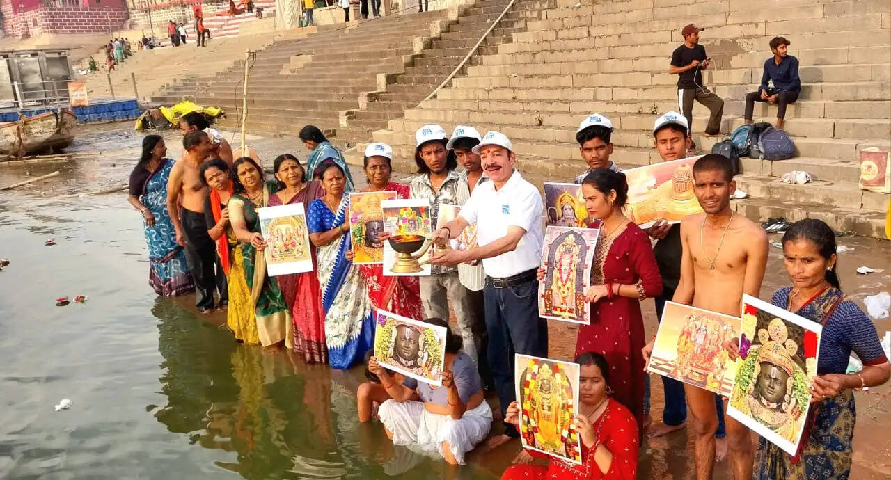 वाराणसी : हनुमान जन्मोत्सव पर नमामि गंगे ने हनुमान घाट पर चलाया स्वच्छता अभियान