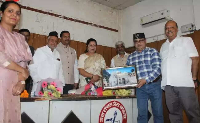 समाजवादी शिक्षक सभा ने शिक्षकों को किया सम्मानित, बलिदानियों को दी श्रद्धांजलि