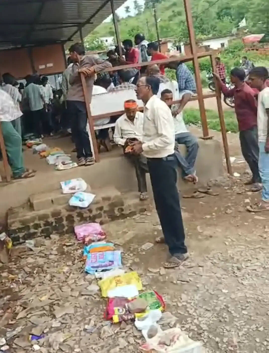 सिहोरा में खाद संकट बरकरार, आधार कार्ड और बही रखकर लाइन लगाने को मजबूर किसान