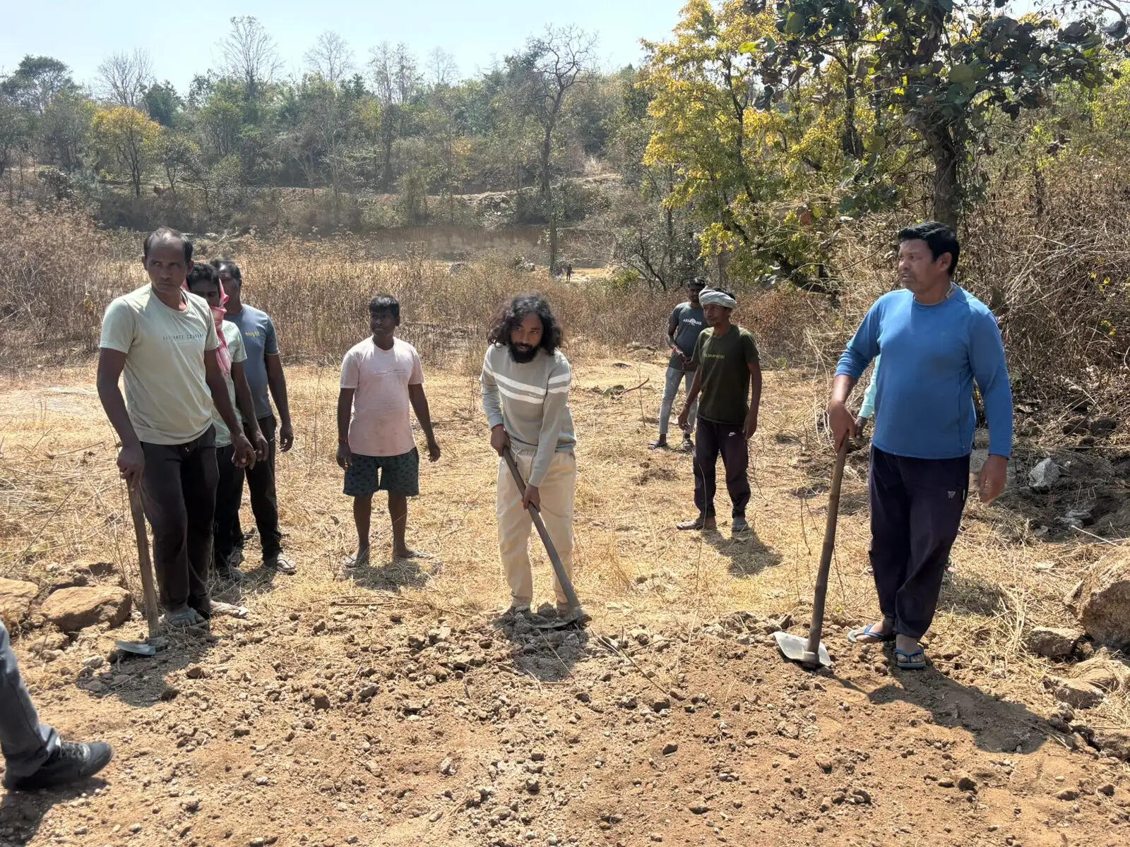 जेएलकेएम नेता की पहल पर श्रमदान से बनी कच्ची सडक