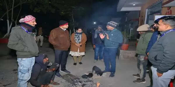 जबलपुर : कड़ाके की ठंड में मध्यरात्रि कलेक्टर और निगमायुक्त ने रैन बसेरों का लिया जायजा