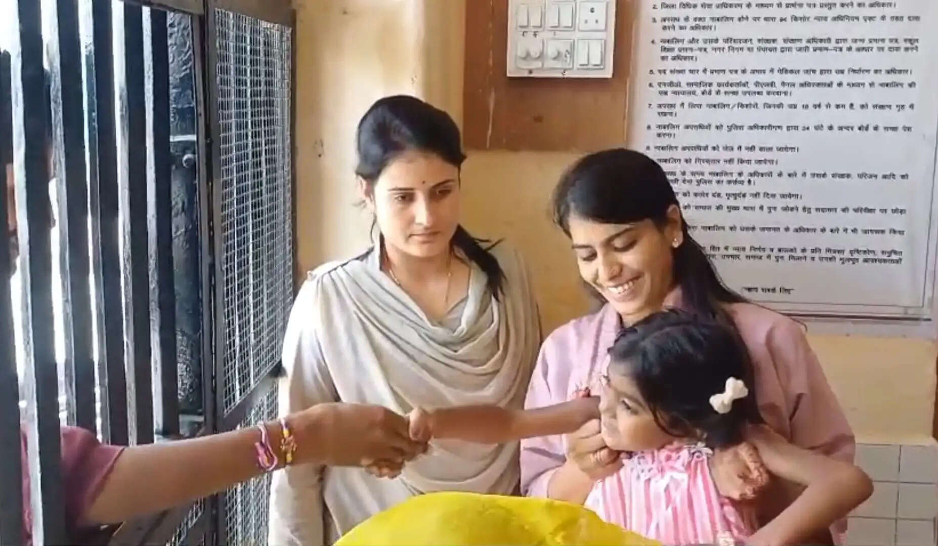राजसमंद जिला कारागृह में बहनों ने भाइयों की कलाई पर बांधी राखी