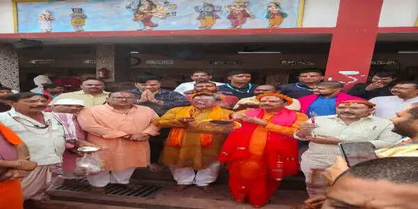 पूर्व मुख्यमंत्री रघुवर दास ने बासुकीनाथ धाम में मत्था टेका