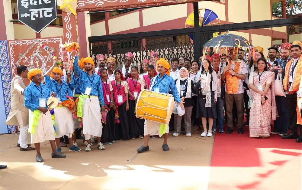 मप्र के इंदौर में ब्रिक्स कृषि सम्मेलन में आए विदेशी प्रतिनिधियों ने किया ग्रामीण हाट का भ्रमण