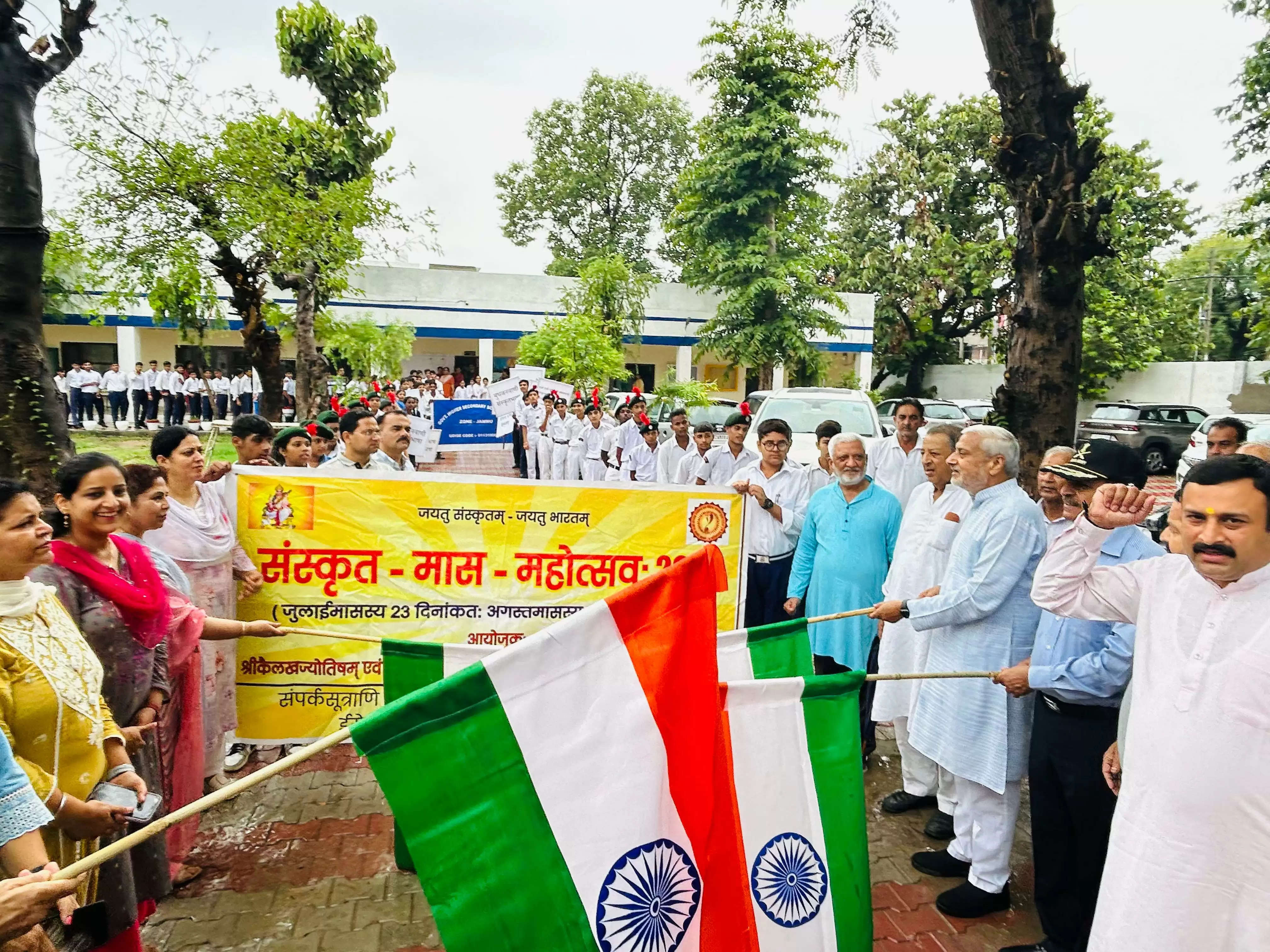 संस्कृत को बढ़ावा देने और नशा मुक्ति के लिए निकाली गई रैली