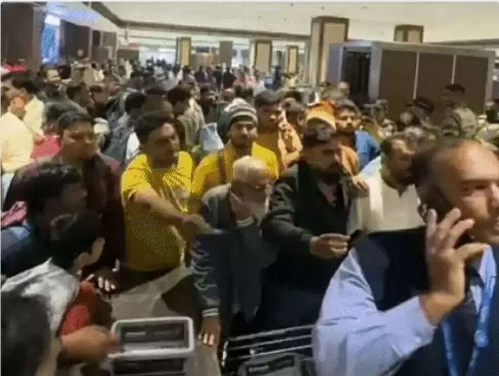 इंडिगो फ्लाइट संकट: गुजरात में भारी असर, आज भी दो दर्जन से अधिक उड़ानें रद्द