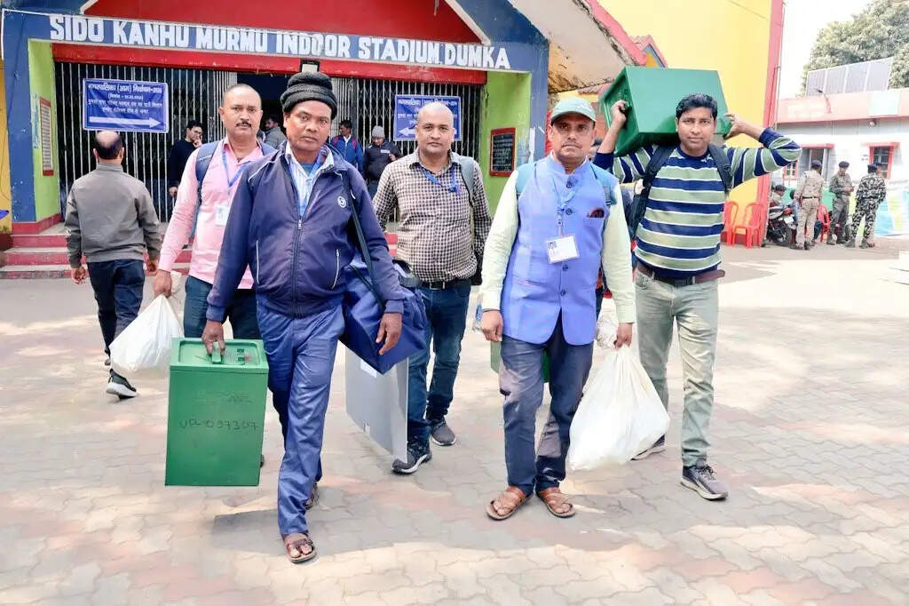 नगरपालिका चुनाव को लेकर पोलिंग पार्टियां मतदान केन्द्रों के लिए हुए रवाना