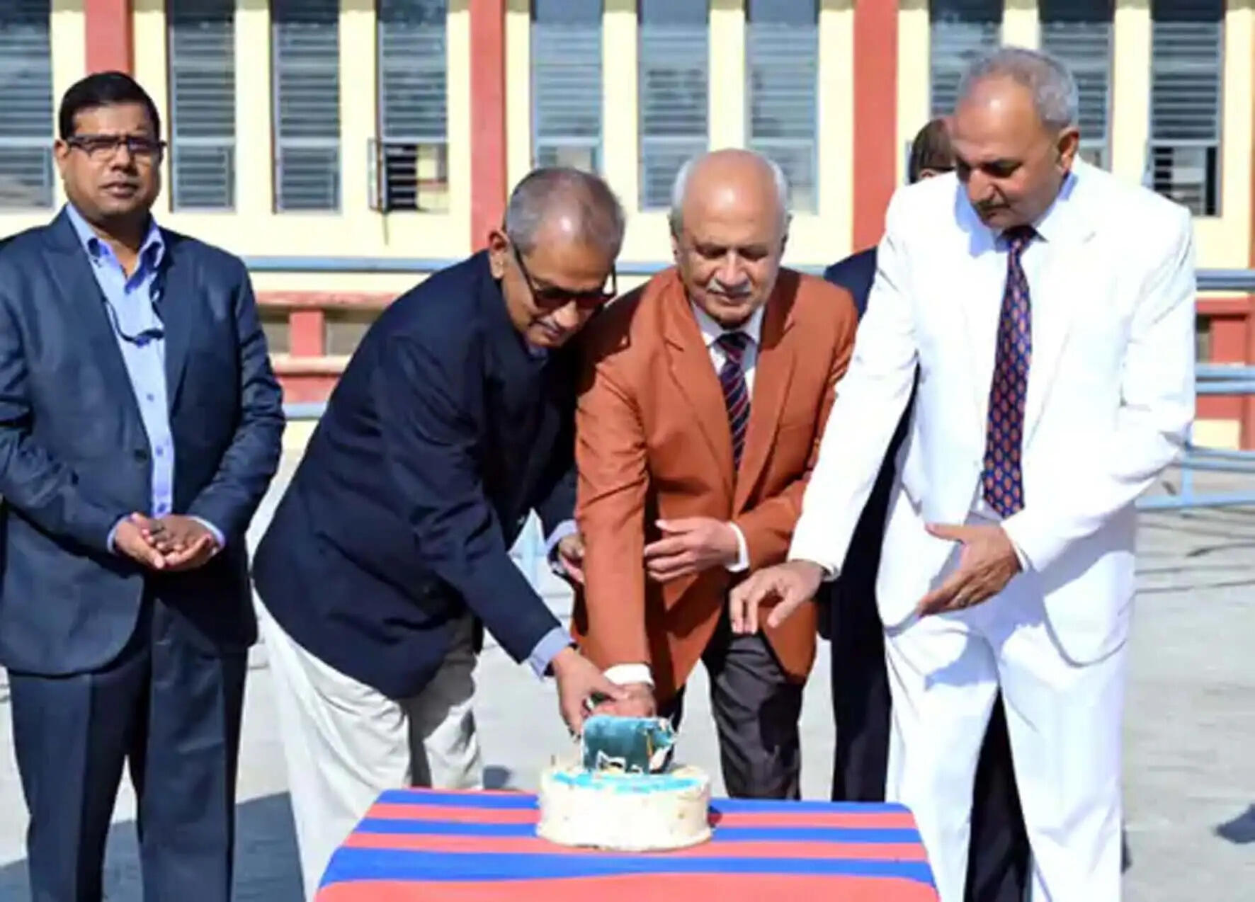 हिसार : भैंस अनुसंधान संस्थान में केक काटकर मनाया गया मुर्रा झोटा ‘हिसार    गौरव’ जन्मदिन