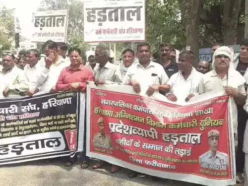 फरीदाबाद :फायर ब्रिगेड कर्मियों की हड़ताल में शामिल हुए मृतक कर्मियों के आश्रित