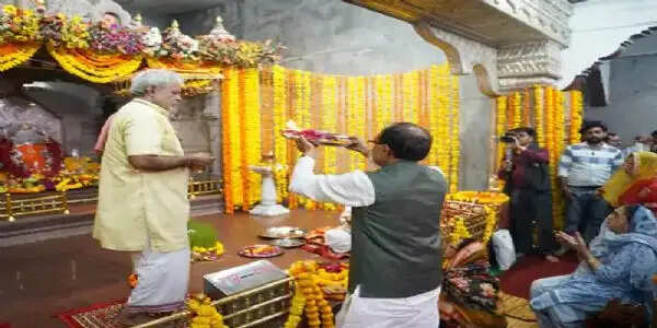 केन्द्रीय मंत्री शिवराज सिंह सलकनपुर पहुंचे, धर्मपत्नी के साथ किए मां विजयासन के दर्शन