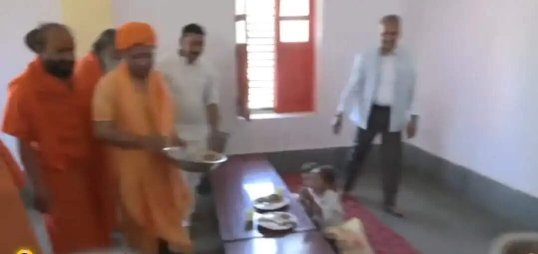 बेटियों के पांव पखार मुख्यमंत्री योगी ने की मातृ शक्ति की आराधना