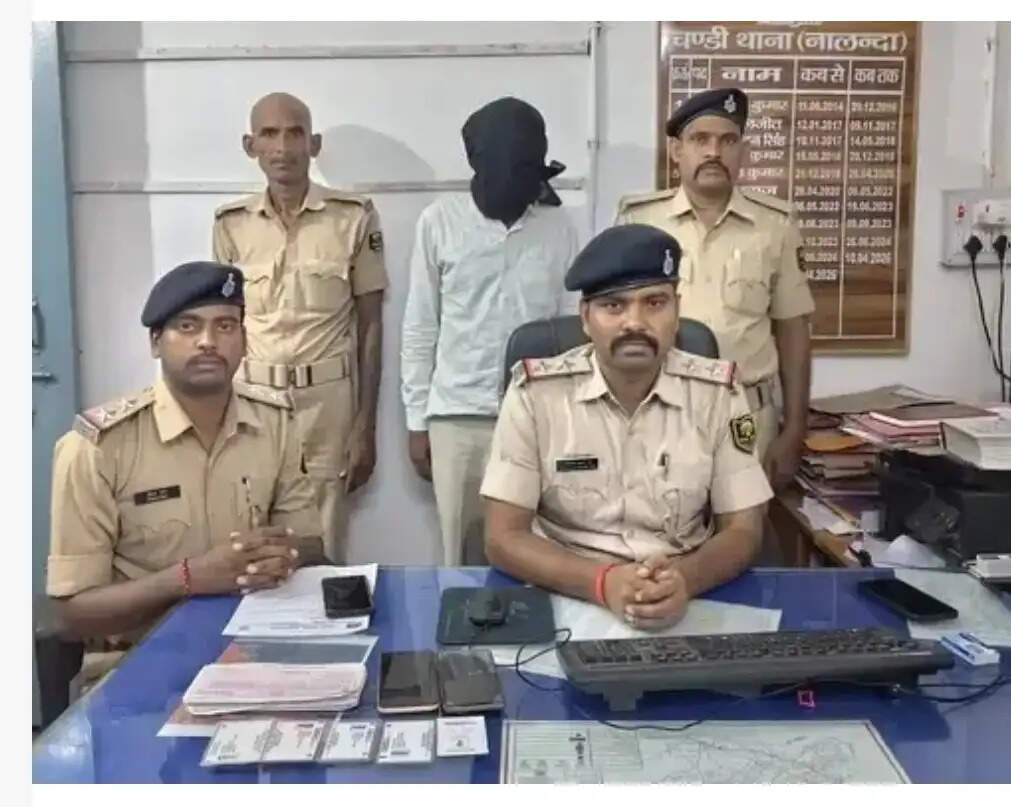 चेक में हेराफेरी कर ठगी करने वाला गिरफ्तार, 48 चेक बरामद