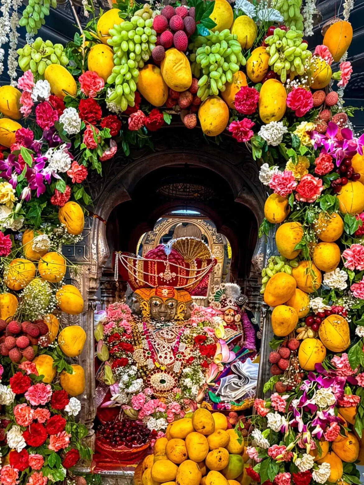 सोमवती अमावस्या पर सजे जगतपिता ब्रह्मा, दिव्य श्रृंगार ने मोहा श्रद्धालुओं का मन