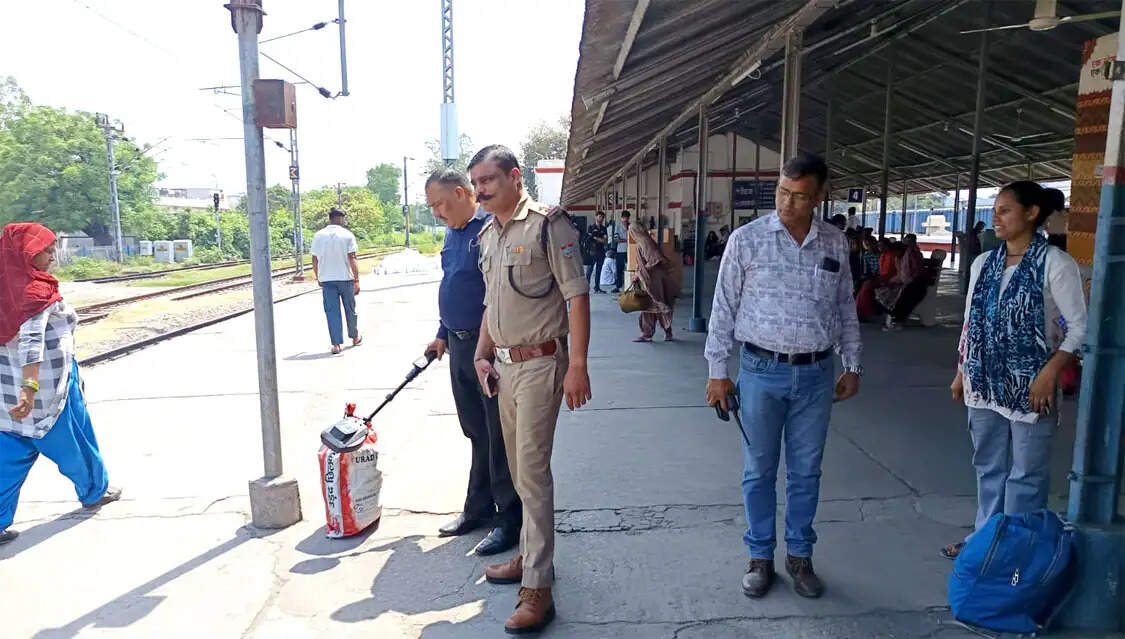 लक्सर रेलवे स्टेशन पर बीडीएस टीम का सघन चेकिंग अभियान