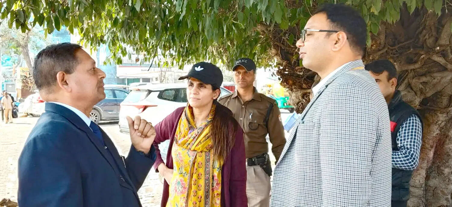 मेलाधिकारी ने कुंभ मेला को लेकर रेलवे स्टेशन की व्यवस्थाओं का लिया जायजा