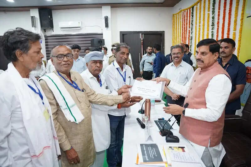 मप्रः मुख्यमंत्री डॉ. यादव ने ग्रामीणों को वितरित किये रजिस्ट्री प्रमाण-पत्र