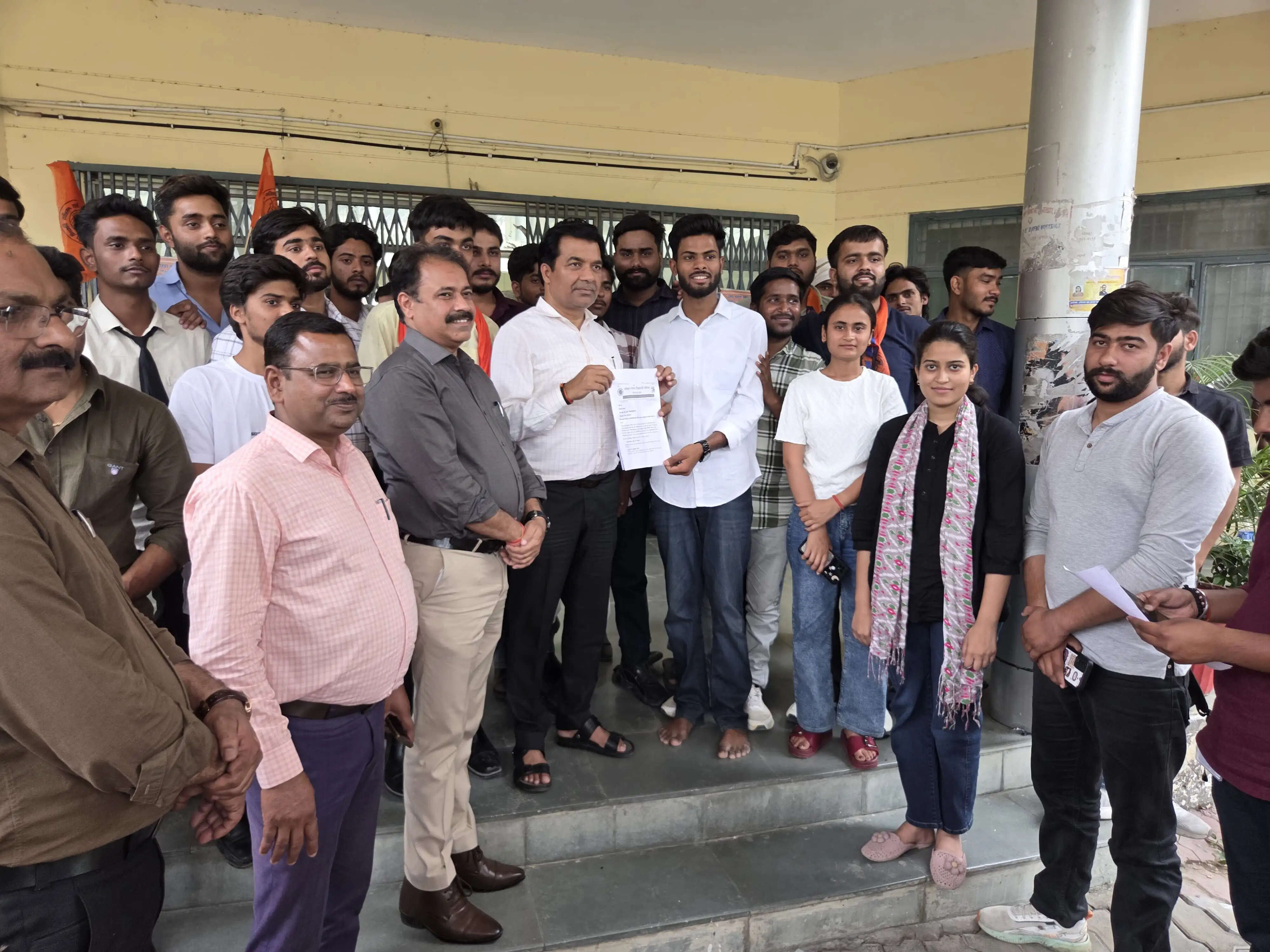 अधूरे परीक्षा परिणाम पर छात्रों का हंगामा, पूर्वांचल विश्वविद्यालय में कुलपति कार्यालय घेरा