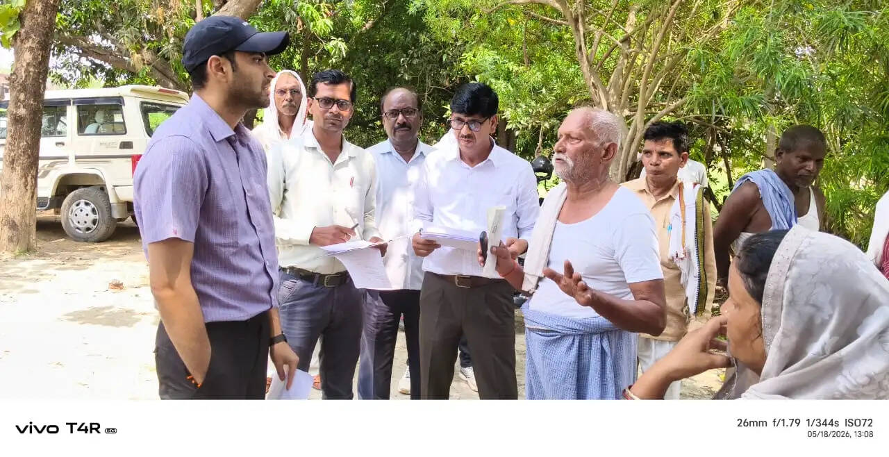 जनता दर्शन में मिली शिकायत पर देवरिया के जिलाधिकारी मौके पर पहुंचकर कराया निस्तारण