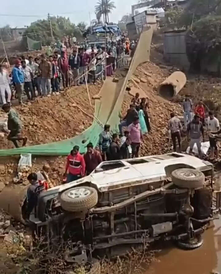 झाबुआ: अनियंत्रित तूफान गाड़ी खाई में गिरी, आठ यात्री घायल