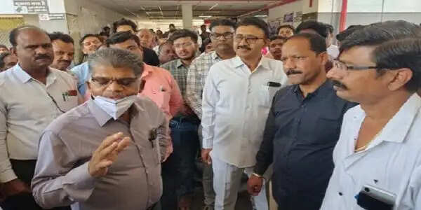 देवासः जिला अस्पताल में पत्नी की सोनाग्राफी कराने आए युवक ने स्टाफ से की मारपीट, कर्मचारियों ने बंद किया काम