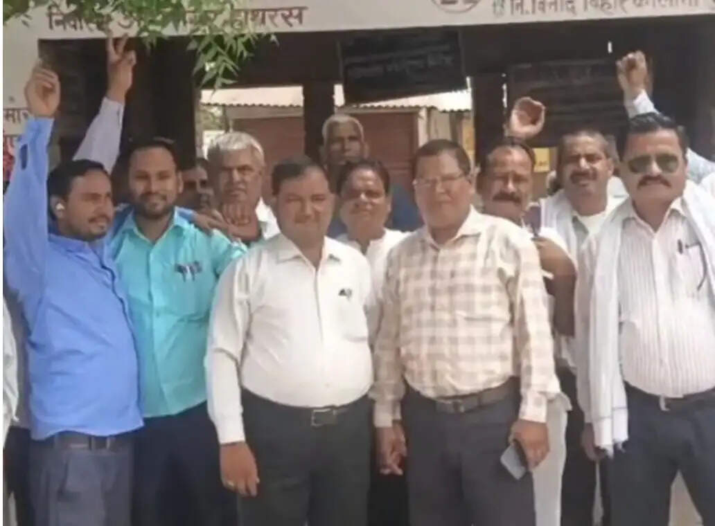रजिस्ट्री कार्यालय के कामकाज में बदलाव के विराेध में अधिवक्ताओं का प्रदर्शन