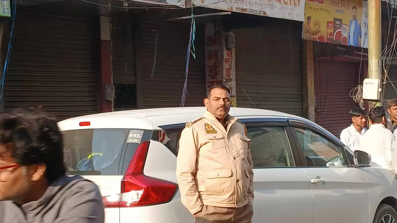 पेट्रोल पंप व नैना इलेक्ट्रॉनिक्स संचालक के ठिकानों पर बड़ी कार्रवाई, देर रात से चल रही जांच से क्षेत्र में हड़कंप