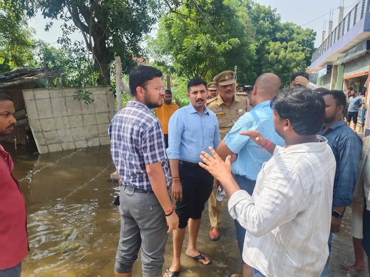 सीएम योगी के निर्देश पर लखनऊ के बाढ़ प्रभावित इलाकों में युद्धस्तर पर राहत अभियान, डीएम ने संभाली कमान