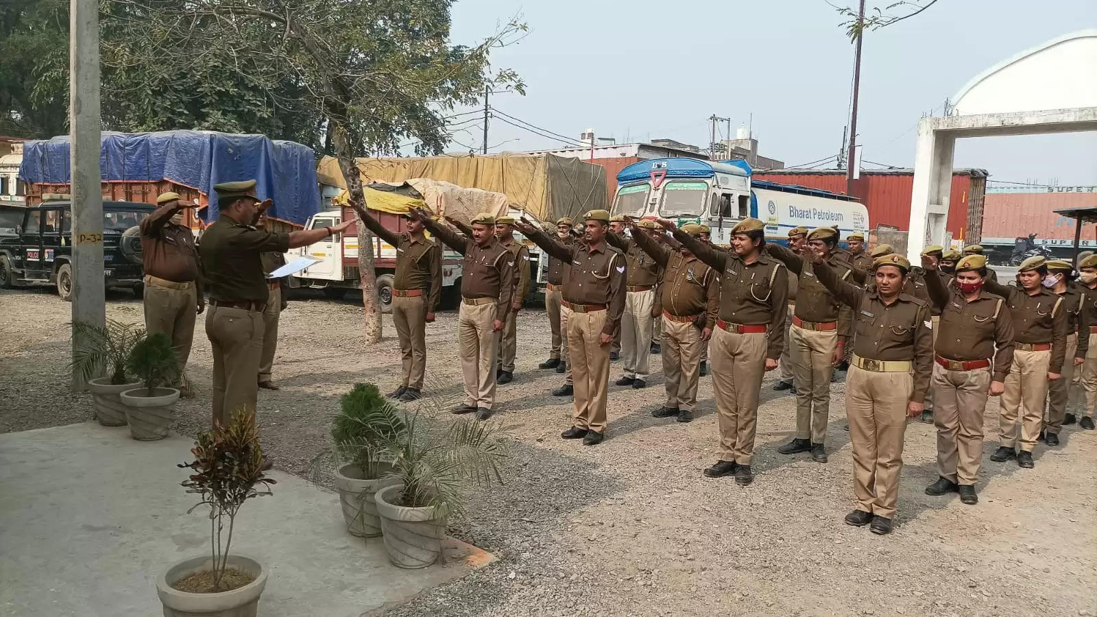 संविधान दिवस : एसपी ने पुलिसकर्मियों को संविधान पालन की दिलाई शपथ