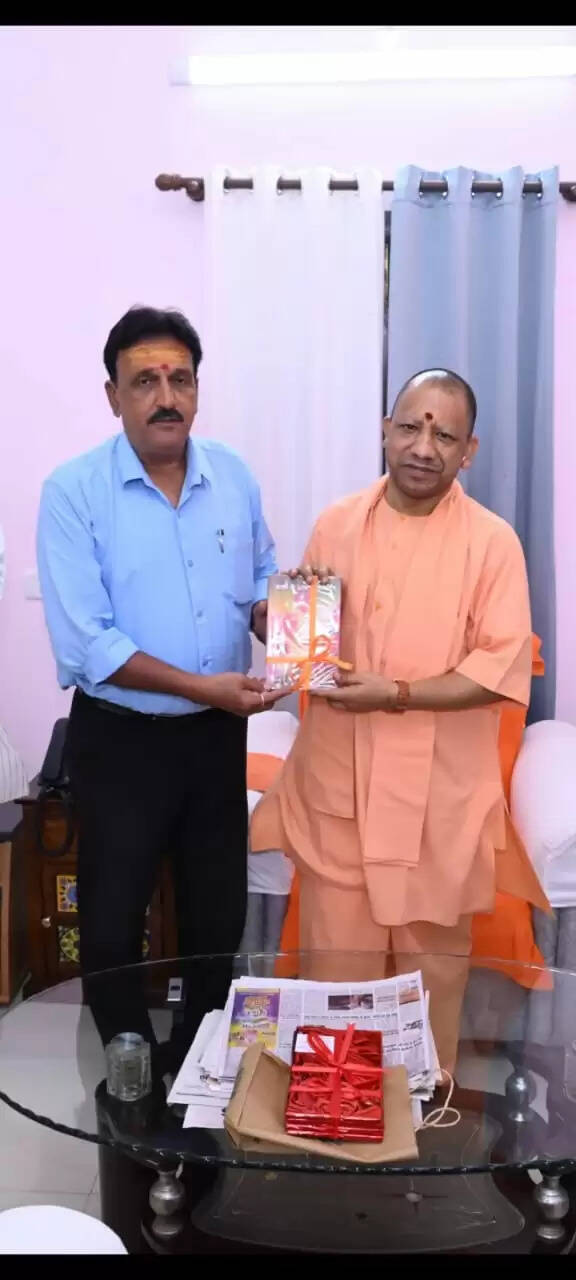 काशी के द्वादश ज्योतिर्लिंग एवं आदित्य पीठ' पुस्तक का विमोचन सीएम योगी आदित्यनाथ ने काशी में किया