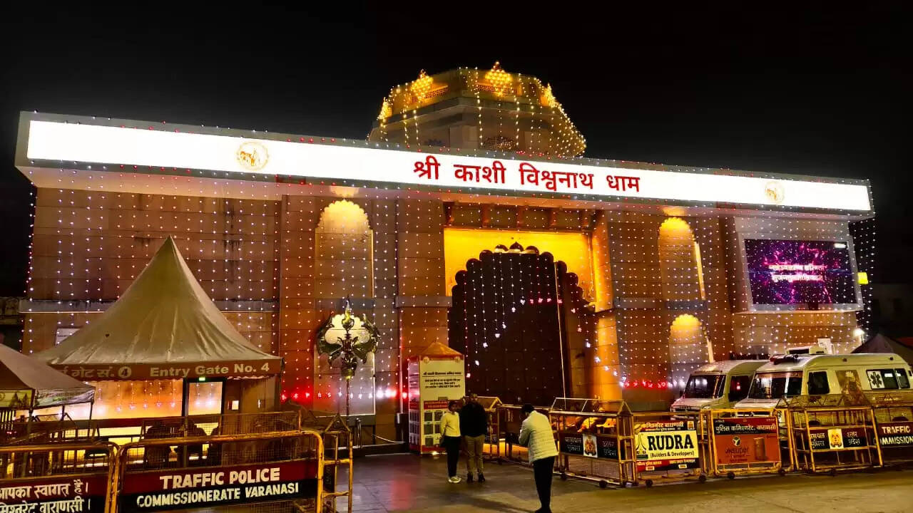 चौथे वर्षगांठ से पहले रोशनी से सराबोर हुआ काशी विश्वनाथ धाम, भव्य सजावट देखने उमड़ रहे भक्त